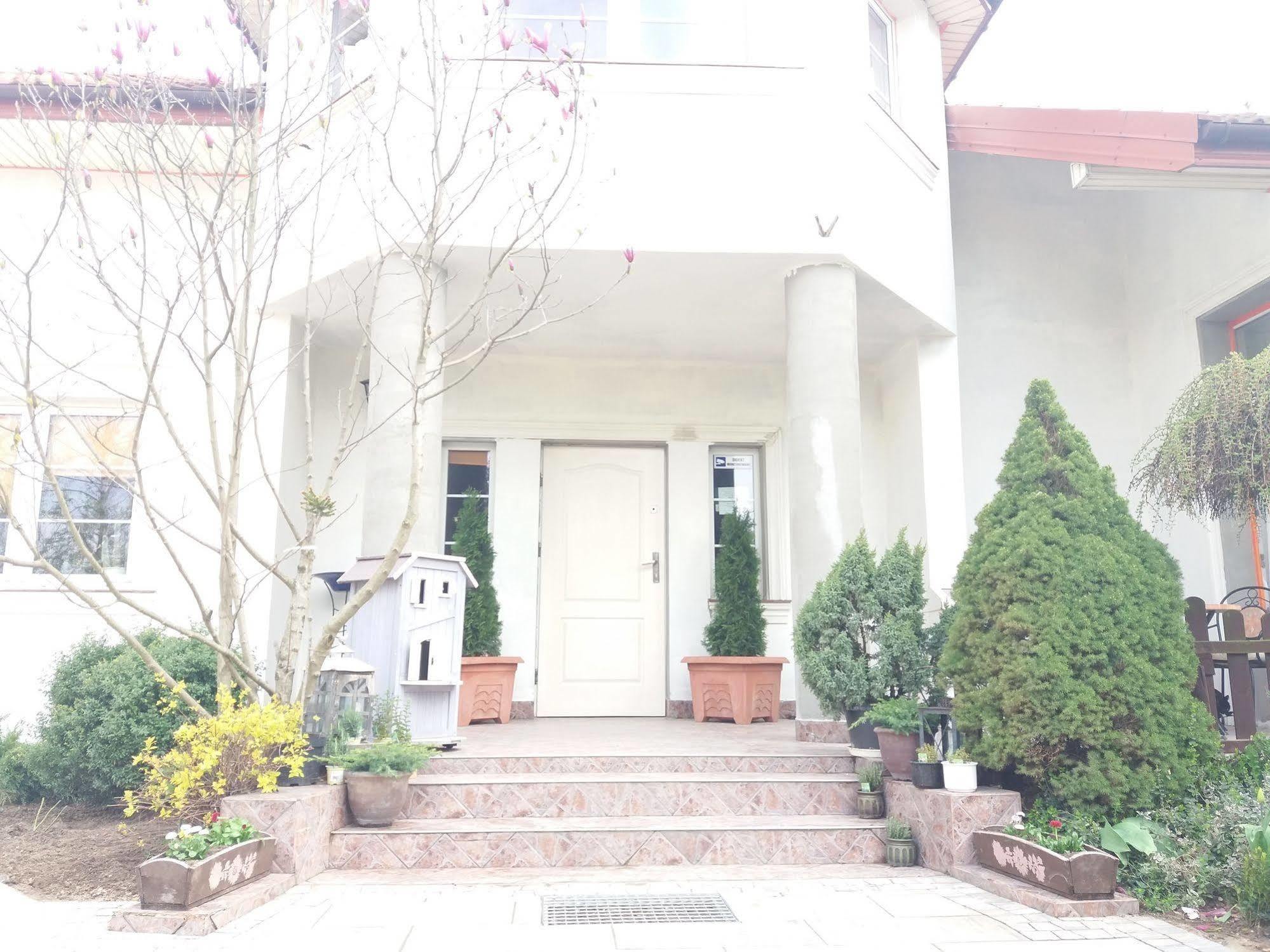 Hotel Villa Hubertus Кутно Экстерьер фото