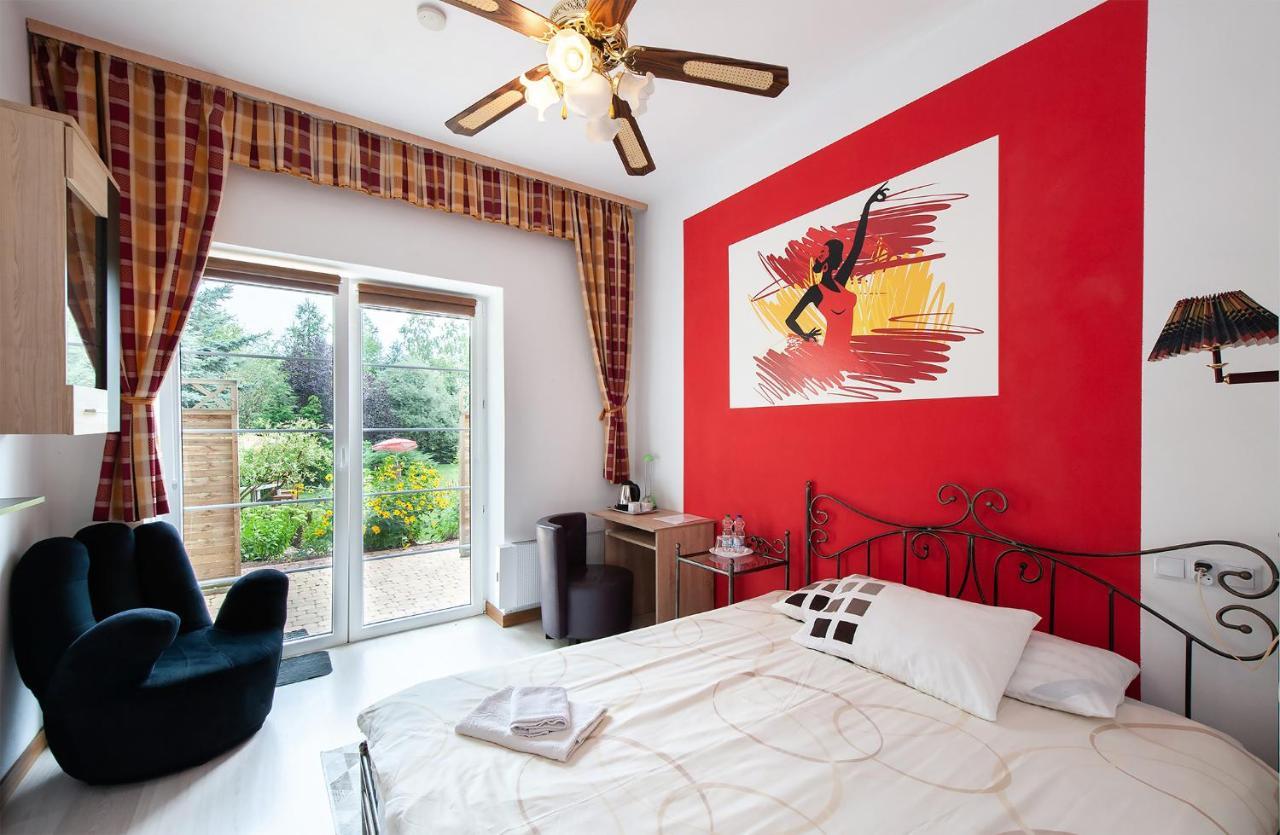 Hotel Villa Hubertus Кутно Экстерьер фото